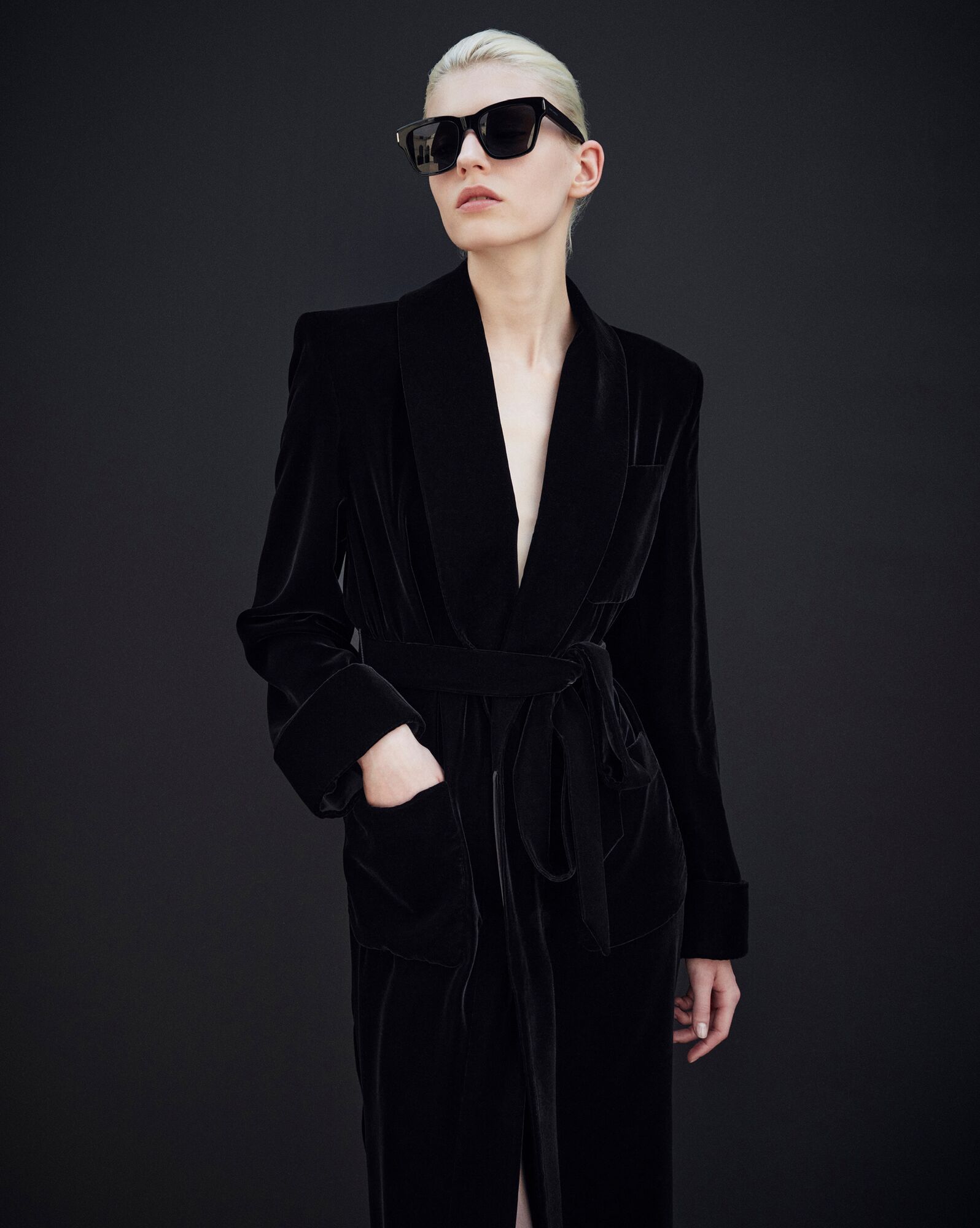 YSL Long Belted Coat In Cupro Velvet Čierne | 93102-KNCU